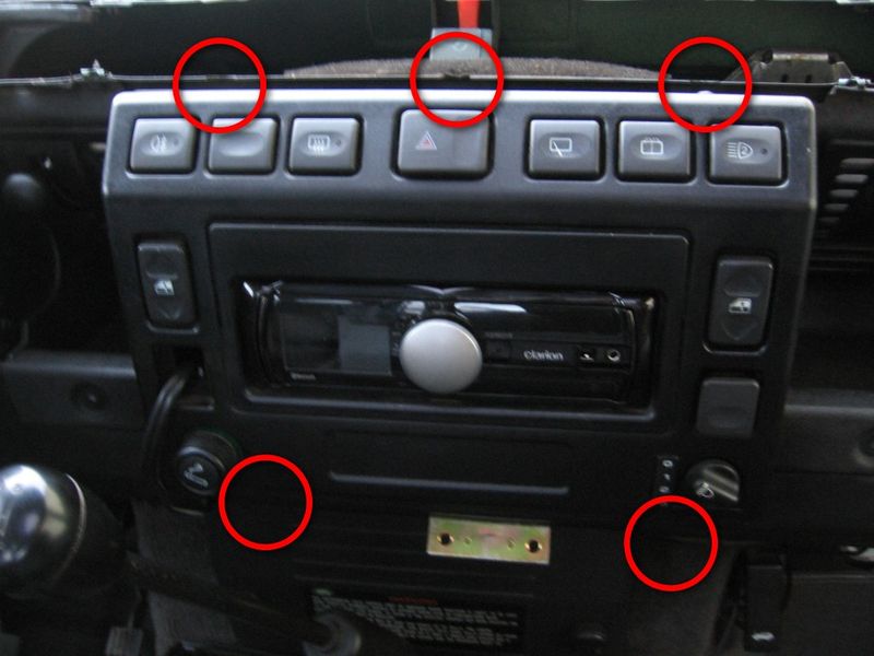 Datei:LP Defender Td5 Mittelkonsole 01.jpg